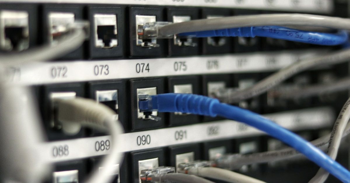 Infrastructure cloud moderne représentant les innovations AWS re:Invent 2025 avec serveurs et réseau connecté