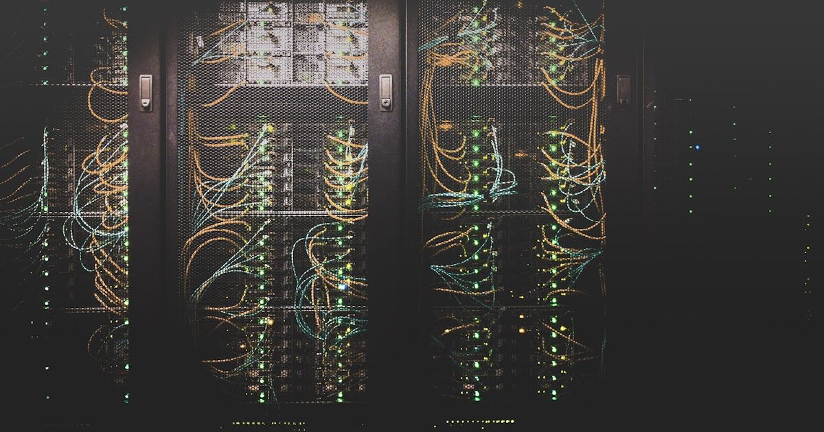 Représentation visuelle de la cybersécurité avec symboles de protection et alertes de sécurité
