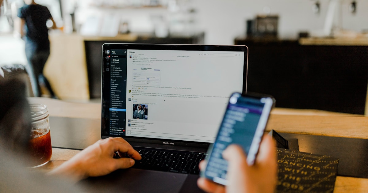 Illustration conceptuelle de la sécurité réseau et des correctifs Android avec des éléments de cybersécurité